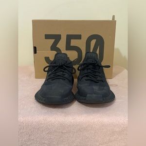 Yeezy Boost 350 V2 in black